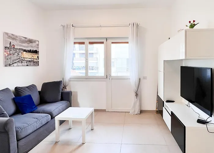 Classic Bauhaus 1Br With Balcony On Sheinkin Street By Feelhome