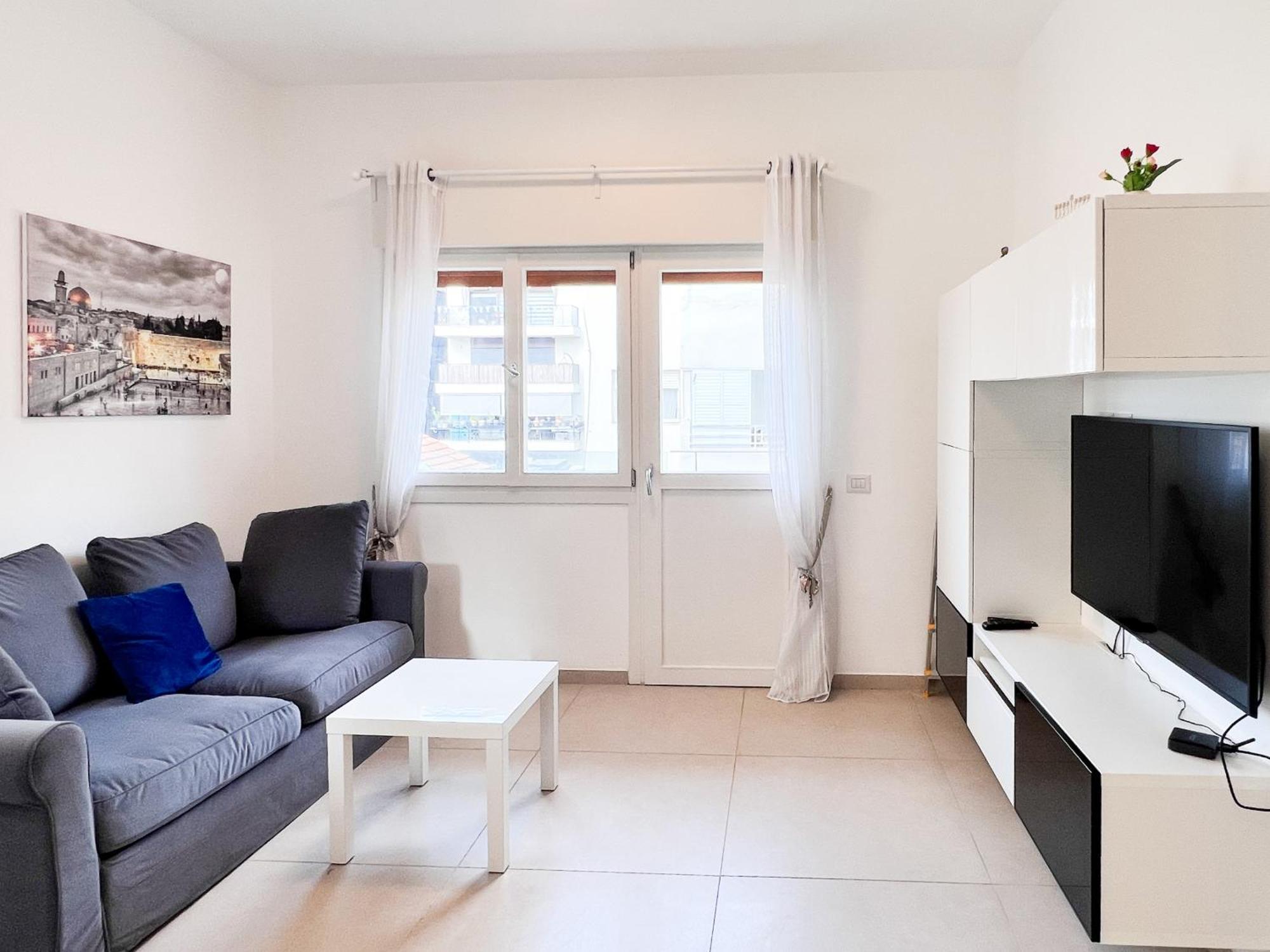Classic Bauhaus 1br With Balcony On Sheinkin Street By Feelhome Apartment