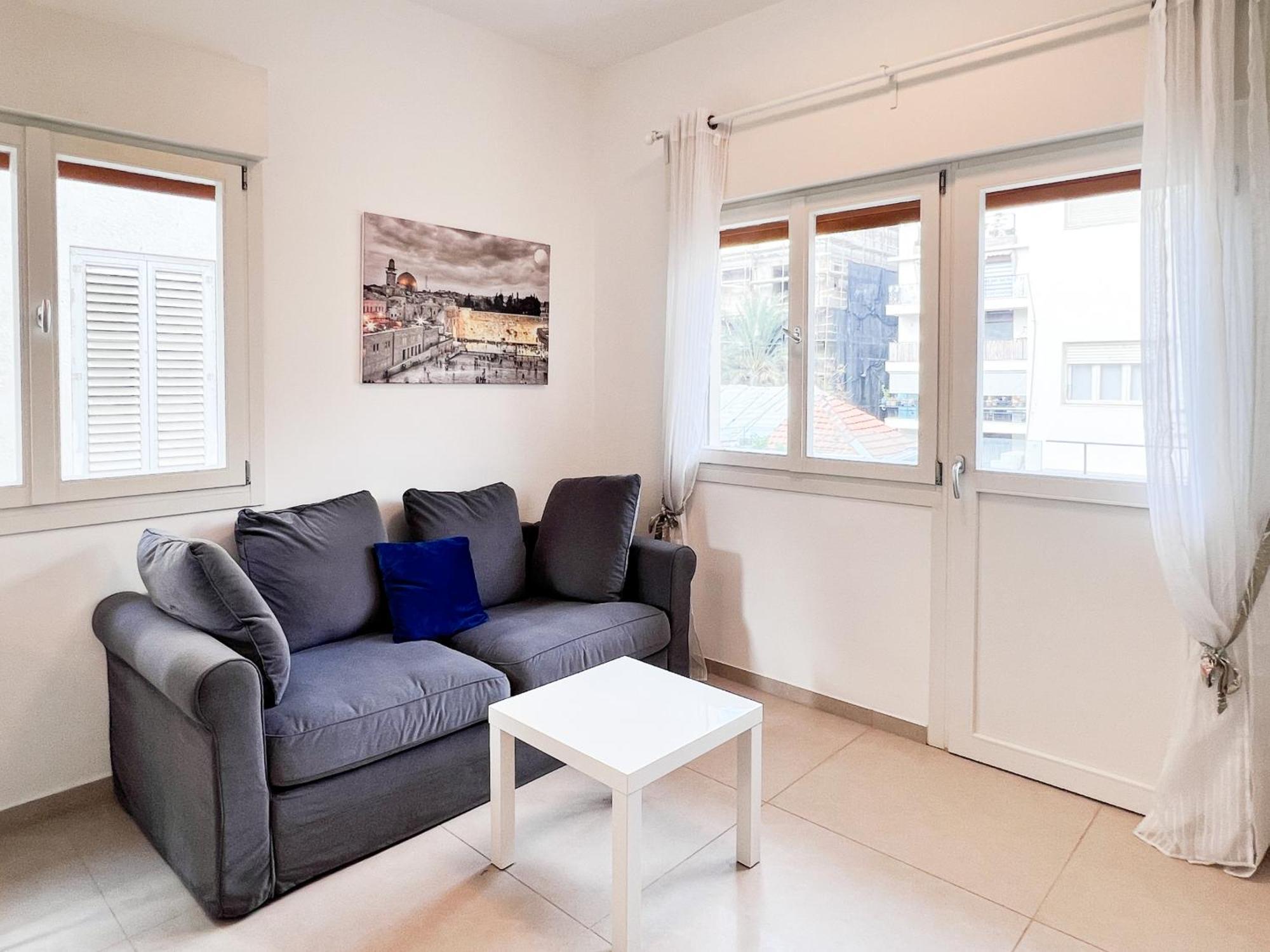 Classic Bauhaus 1br With Balcony On Sheinkin Street By Feelhome Apartment